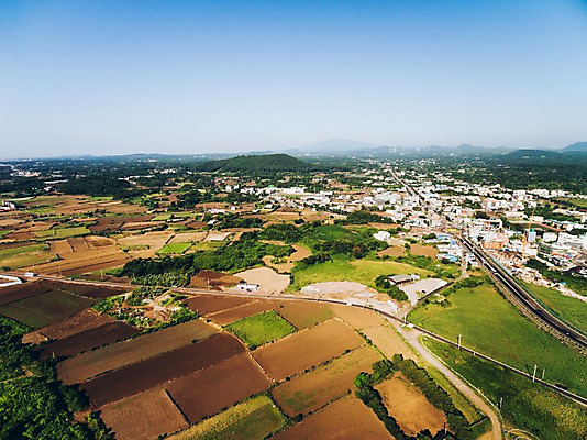포토 JPG 주간 바다 밭 논 풍경 해변 사람없음 야외 하이앵글 제주도 농경지 마을 항공촬영 성산읍 국내포토 자연요소 뷰포인트 농업 한국 농장 서귀포 파일형식