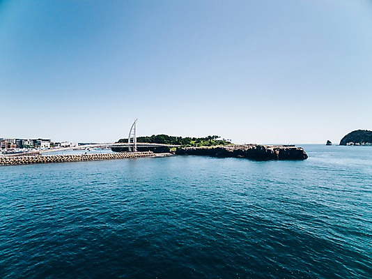 포토 JPG 주간 바다 풍경 사람없음 야외 하이앵글 제주도 항공촬영 서귀포 서귀포항 새섬 국내포토 자연요소 뷰포인트 섬 한국 항구 파일형식
