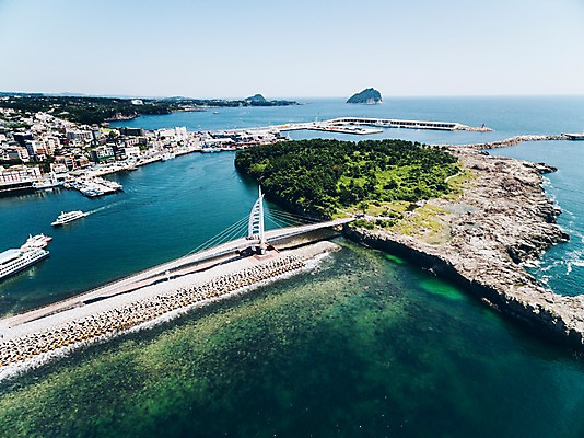 포토 JPG 주간 바다 풍경 사람없음 야외 하이앵글 제주도 항공촬영 서귀포 서귀포항 새섬 국내포토 자연요소 뷰포인트 섬 한국 항구 파일형식