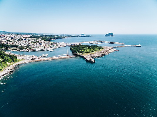포토 JPG 주간 바다 풍경 사람없음 야외 하이앵글 제주도 항공촬영 서귀포 서귀포항 새섬 국내포토 자연요소 뷰포인트 섬 한국 항구 파일형식