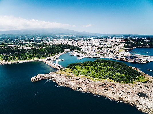 포토 JPG 주간 바다 풍경 사람없음 야외 하이앵글 제주도 항공촬영 서귀포 서귀포항 새섬 국내포토 자연요소 뷰포인트 섬 한국 항구 파일형식