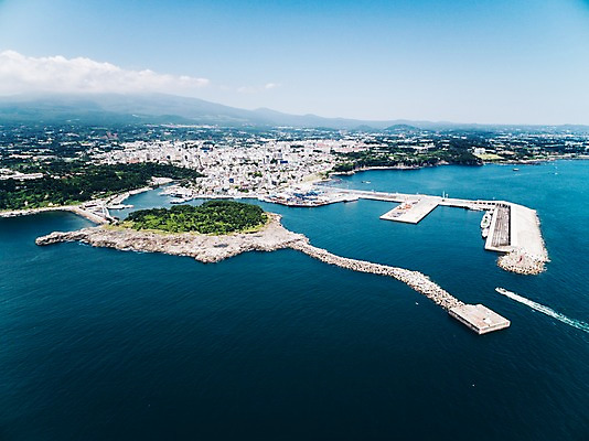 포토 JPG 주간 바다 풍경 사람없음 야외 하이앵글 제주도 항공촬영 서귀포 서귀포항 새섬 국내포토 자연요소 뷰포인트 섬 한국 항구 파일형식