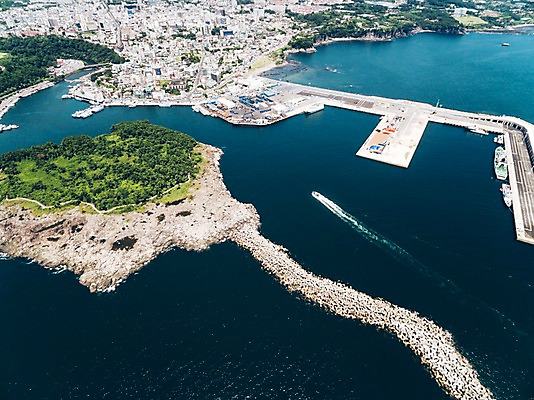 포토 JPG 주간 바다 풍경 사람없음 야외 하이앵글 제주도 항공촬영 서귀포 서귀포항 새섬 국내포토 자연요소 뷰포인트 섬 한국 항구 파일형식