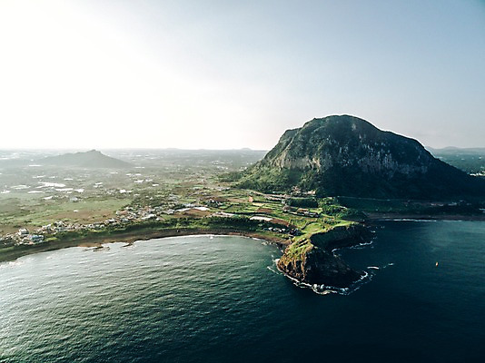 포토 JPG 주간 바다 풍경 사람없음 야외 하이앵글 제주도 항공촬영 산방산 용머리해안 국내포토 자연요소 뷰포인트 산 한국 서귀포 파일형식