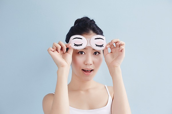 포토 JPG 여자 실내 한명 서기 상반신 20대 성인 앞모습 뷰티 만지기 한국인 피부관리 뷰티라이프 얼음팩 성인여자한명만 국내포토 1 라이프스타일 뷰포인트 모션 사람 동양인 청년 내부 여자한명만 성인여자만 파일형식