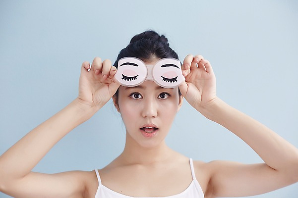 포토 JPG 여자 실내 한명 서기 상반신 20대 성인 앞모습 뷰티 만지기 한국인 피부관리 뷰티라이프 얼음팩 성인여자한명만 국내포토 1 라이프스타일 뷰포인트 모션 사람 동양인 청년 내부 여자한명만 성인여자만 파일형식