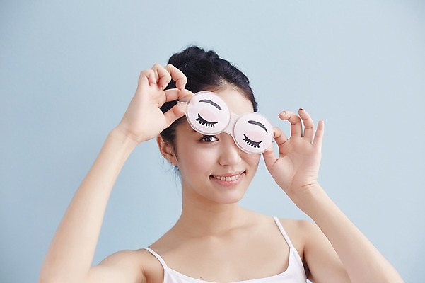 포토 JPG 여자 실내 한명 서기 미소 상반신 20대 성인 앞모습 뷰티 만지기 한국인 피부관리 뷰티라이프 얼음팩 성인여자한명만 국내포토 1 라이프스타일 뷰포인트 모션 표정 사람 동양인 청년 내부 여자한명만 성인여자만 파일형식