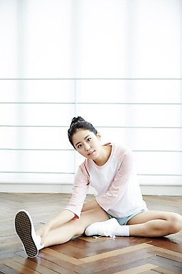 포토 JPG 전신 여자 포즈 실내 한명 미소 앉기 20대 성인 앞모습 운동복 청춘 스트레칭 한국인 뷰티라이프 연습실 청순 성인여자한명만 연습생 국내포토 1 라이프스타일 옷 뷰포인트 컨셉 모션 표정 사람 동양인 청년 내부 운동 연습 여자한명만 성인여자만 파일형식