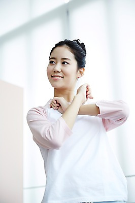 포토 JPG 여자 포즈 실내 한명 서기 미소 상반신 20대 성인 앞모습 캐주얼 운동복 청춘 한국인 춤 뷰티라이프 연습실 청순 춤동작 성인여자한명만 연습생 국내포토 1 라이프스타일 옷 뷰포인트 컨셉 모션 문화예술 표정 사람 동양인 청년 내부 연습 여자한명만 성인여자만 파일형식