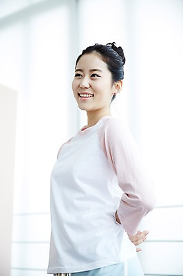 포토 JPG 여자 포즈 실내 한명 서기 미소 상반신 20대 성인 옆모습 캐주얼 운동복 청춘 한국인 춤 뷰티라이프 청순 춤동작 성인여자한명만 연습생 국내포토 1 라이프스타일 옷 뷰포인트 컨셉 모션 문화예술 표정 사람 동양인 청년 내부 연습 여자한명만 성인여자만 파일형식