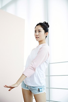 포토 JPG 여자 포즈 실내 한명 서기 상반신 20대 성인 옆모습 캐주얼 운동복 청춘 한국인 춤 뷰티라이프 연습실 청순 춤동작 성인여자한명만 연습생 국내포토 1 라이프스타일 옷 뷰포인트 컨셉 모션 문화예술 사람 동양인 청년 내부 연습 여자한명만 성인여자만 파일형식