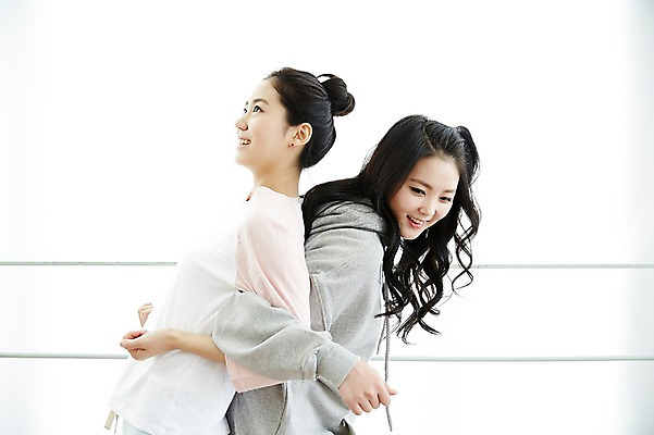 포토 JPG 여자 포즈 실내 서기 상반신 20대 성인 두명 옆모습 캐주얼 친구 청춘 스트레칭 우정 한국인 등맞대기 즐거움 후드티셔츠 뷰티라이프 연습실 성인여자만 연습생 국내포토 라이프스타일 옷 감정 뷰포인트 컨셉 티셔츠 관계 모션 사람 동양인 청년 내부 운동 연습 여자만 성인만 파일형식