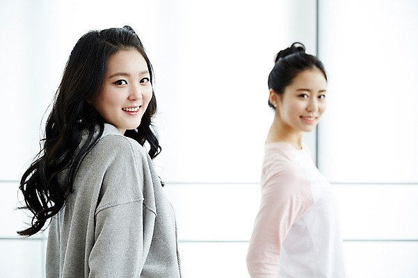 포토 JPG 여자 포즈 실내 서기 상반신 20대 성인 두명 옆모습 캐주얼 친구 청춘 우정 한국인 춤 즐거움 후드티셔츠 뷰티라이프 연습실 춤동작 성인여자만 연습생 국내포토 라이프스타일 옷 감정 뷰포인트 컨셉 티셔츠 관계 모션 문화예술 사람 동양인 청년 내부 연습 여자만 성인만 파일형식