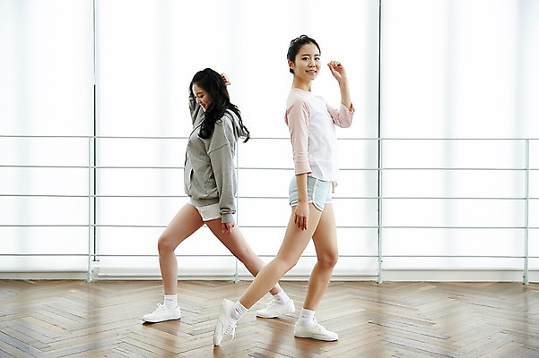 포토 JPG 전신 여자 포즈 실내 서기 20대 성인 두명 옆모습 캐주얼 친구 청춘 우정 한국인 춤 후드티셔츠 뷰티라이프 연습실 춤동작 성인여자만 연습생 국내포토 라이프스타일 옷 뷰포인트 컨셉 티셔츠 관계 모션 문화예술 사람 동양인 청년 내부 연습 여자만 성인만 파일형식