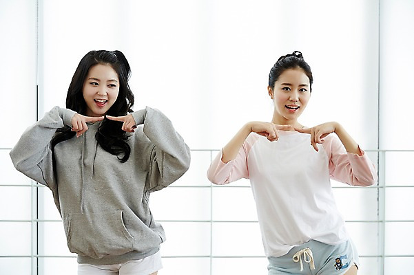 포토 JPG 여자 포즈 실내 서기 상반신 20대 성인 두명 앞모습 캐주얼 친구 청춘 우정 한국인 춤 후드티셔츠 뷰티라이프 연습실 춤동작 성인여자만 연습생 국내포토 라이프스타일 옷 뷰포인트 컨셉 티셔츠 관계 모션 문화예술 사람 동양인 청년 내부 연습 여자만 성인만 파일형식