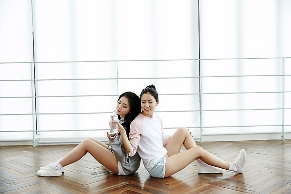 포토 JPG 전신 여자 휴식 실내 앉기 20대 성인 두명 옆모습 캐주얼 친구 청춘 우정 한국인 등맞대기 물병 후드티셔츠 뷰티라이프 연습실 성인여자만 연습생 국내포토 라이프스타일 옷 뷰포인트 컨셉 티셔츠 관계 모션 사람 동양인 청년 내부 물통 연습 여자만 성인만 파일형식