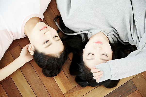 포토 JPG 여자 휴식 실내 상반신 20대 성인 두명 앞모습 캐주얼 친구 청춘 하이앵글 눕기 눈감음 우정 한국인 후드티셔츠 뷰티라이프 연습실 성인여자만 연습생 국내포토 라이프스타일 옷 뷰포인트 컨셉 티셔츠 관계 모션 사람 동양인 청년 내부 연습 여자만 성인만 파일형식