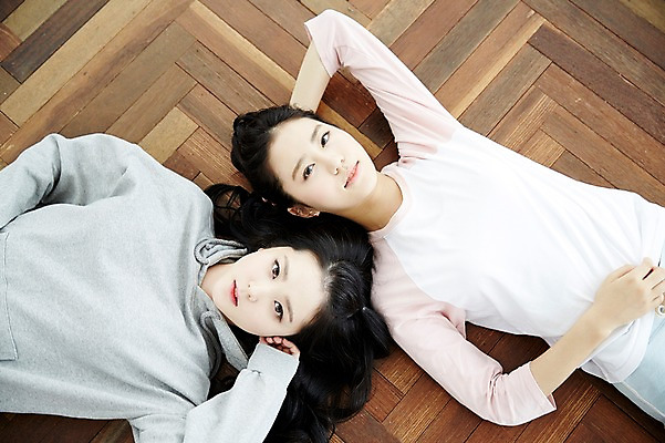 포토 JPG 여자 휴식 실내 상반신 20대 성인 두명 앞모습 캐주얼 친구 청춘 하이앵글 눕기 우정 한국인 후드티셔츠 뷰티라이프 연습실 성인여자만 연습생 국내포토 라이프스타일 옷 뷰포인트 컨셉 티셔츠 관계 모션 사람 동양인 청년 내부 연습 여자만 성인만 파일형식