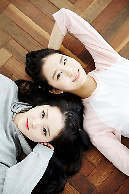 포토 JPG 여자 휴식 실내 미소 상반신 20대 성인 두명 앞모습 캐주얼 친구 청춘 하이앵글 눕기 우정 한국인 후드티셔츠 뷰티라이프 연습실 성인여자만 연습생 국내포토 라이프스타일 옷 뷰포인트 컨셉 티셔츠 관계 모션 표정 사람 동양인 청년 내부 연습 여자만 성인만 파일형식