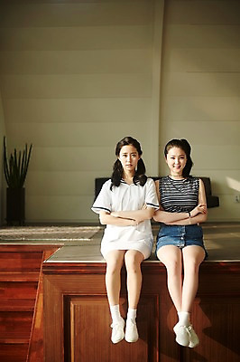 포토 JPG 전신 원피스 여자 실내 미소 앉기 20대 성인 두명 앞모습 캐주얼 친구 청춘 팔짱 우정 한국인 청치마 단상 마린룩 뷰티라이프 성인여자만 국내포토 라이프스타일 옷 뷰포인트 컨셉 관계 모션 표정 사람 동양인 청년 내부 치마 여자만 성인만 파일형식