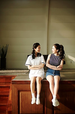 포토 JPG 전신 원피스 여자 실내 미소 앉기 20대 성인 두명 앞모습 캐주얼 친구 청춘 마주보기 팔짱 우정 한국인 청치마 단상 마린룩 뷰티라이프 성인여자만 국내포토 라이프스타일 옷 뷰포인트 컨셉 관계 모션 표정 사람 동양인 청년 내부 치마 여자만 성인만 파일형식