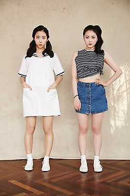 포토 JPG 전신 원피스 여자 허리손 포즈 실내 서기 20대 성인 두명 앞모습 캐주얼 친구 청춘 우정 한국인 청치마 마린룩 뷰티라이프 성인여자만 국내포토 라이프스타일 옷 뷰포인트 컨셉 관계 모션 사람 동양인 청년 내부 치마 여자만 성인만 파일형식