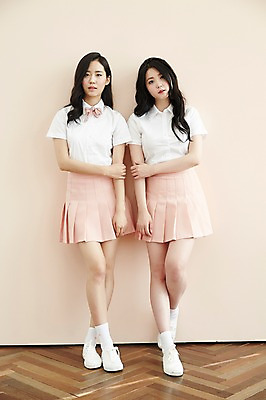 포토 JPG 전신 여자 포즈 남방 실내 서기 손짓 20대 성인 두명 앞모습 친구 청춘 기댐 우정 한국인 뷰티라이프 플리츠스커트 성인여자만 트윈룩 국내포토 라이프스타일 옷 뷰포인트 컨셉 셔츠 관계 모션 사람 동양인 청년 내부 치마 여자만 성인만 파일형식