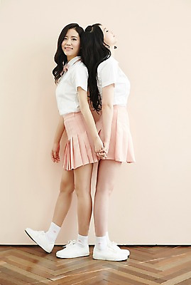 포토 JPG 전신 여자 포즈 남방 실내 서기 미소 20대 성인 두명 옆모습 친구 청춘 손잡기 우정 한국인 등맞대기 뷰티라이프 플리츠스커트 성인여자만 트윈룩 국내포토 라이프스타일 옷 뷰포인트 컨셉 셔츠 관계 모션 표정 사람 동양인 청년 내부 치마 여자만 성인만 파일형식