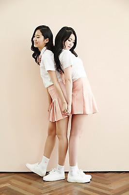 포토 JPG 전신 여자 포즈 남방 실내 서기 미소 20대 성인 두명 옆모습 친구 청춘 손잡기 우정 한국인 등맞대기 뷰티라이프 플리츠스커트 성인여자만 트윈룩 국내포토 라이프스타일 옷 뷰포인트 컨셉 셔츠 관계 모션 표정 사람 동양인 청년 내부 치마 여자만 성인만 파일형식