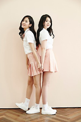 포토 JPG 전신 여자 포즈 남방 실내 서기 미소 20대 성인 두명 옆모습 친구 청춘 손잡기 우정 한국인 등맞대기 뷰티라이프 플리츠스커트 성인여자만 트윈룩 국내포토 라이프스타일 옷 뷰포인트 컨셉 셔츠 관계 모션 표정 사람 동양인 청년 내부 치마 여자만 성인만 파일형식