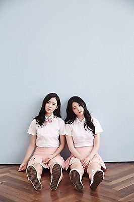 포토 JPG 전신 여자 포즈 남방 실내 무표정 앉기 손짓 20대 성인 두명 앞모습 친구 청춘 우정 한국인 뷰티라이프 플리츠스커트 성인여자만 트윈룩 국내포토 라이프스타일 옷 감정 뷰포인트 컨셉 셔츠 관계 모션 표정 사람 동양인 청년 내부 치마 여자만 성인만 파일형식