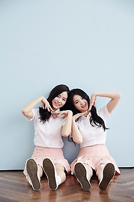포토 JPG 전신 여자 포즈 남방 실내 미소 앉기 손짓 20대 성인 두명 앞모습 친구 청춘 우정 한국인 뷰티라이프 플리츠스커트 성인여자만 트윈룩 국내포토 라이프스타일 옷 뷰포인트 컨셉 셔츠 관계 모션 표정 사람 동양인 청년 내부 치마 여자만 성인만 파일형식