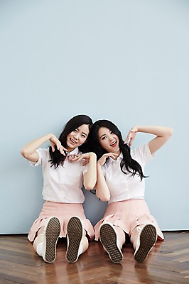 포토 JPG 전신 여자 포즈 남방 실내 미소 앉기 손짓 20대 성인 두명 앞모습 친구 청춘 우정 한국인 뷰티라이프 플리츠스커트 성인여자만 트윈룩 국내포토 라이프스타일 옷 뷰포인트 컨셉 셔츠 관계 모션 표정 사람 동양인 청년 내부 치마 여자만 성인만 파일형식