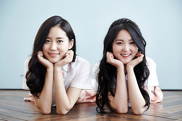 포토 JPG 여자 엎드리기 포즈 실내 미소 상반신 20대 성인 두명 앞모습 친구 청춘 턱괴기 우정 한국인 꽃받침 뷰티라이프 성인여자만 트윈룩 국내포토 라이프스타일 옷 뷰포인트 컨셉 관계 모션 표정 사람 동양인 손짓 청년 내부 여자만 성인만 파일형식