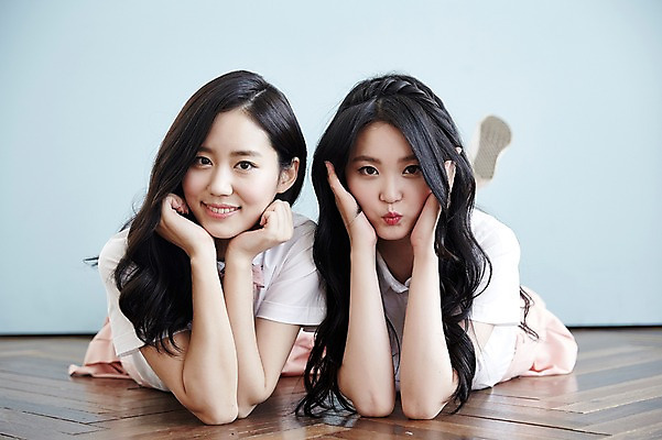 포토 JPG 여자 엎드리기 포즈 남방 실내 미소 상반신 20대 성인 두명 앞모습 친구 청춘 턱괴기 우정 한국인 꽃받침 뷰티라이프 성인여자만 트윈룩 국내포토 라이프스타일 옷 뷰포인트 컨셉 셔츠 관계 모션 표정 사람 동양인 손짓 청년 내부 여자만 성인만 파일형식