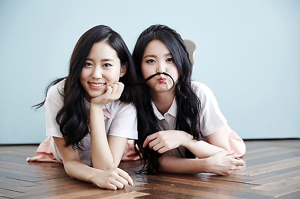 포토 JPG 여자 엎드리기 포즈 남방 장난 실내 미소 상반신 20대 성인 두명 앞모습 친구 청춘 턱괴기 우정 한국인 뷰티라이프 성인여자만 트윈룩 국내포토 라이프스타일 옷 뷰포인트 컨셉 셔츠 관계 모션 표정 사람 동양인 청년 내부 여자만 성인만 파일형식