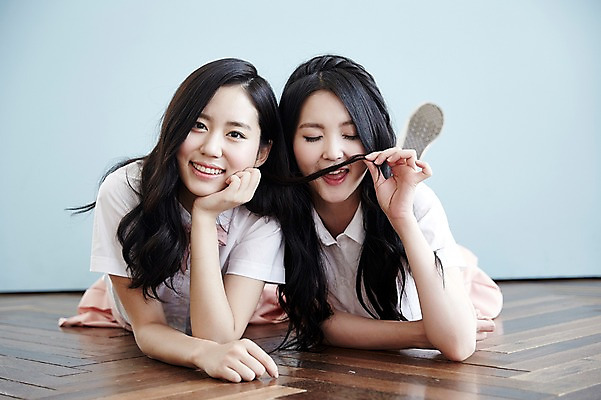 포토 JPG 여자 엎드리기 포즈 남방 장난 실내 미소 상반신 20대 성인 두명 앞모습 친구 청춘 턱괴기 우정 만지기 한국인 뷰티라이프 성인여자만 트윈룩 국내포토 라이프스타일 옷 뷰포인트 컨셉 셔츠 관계 모션 표정 사람 동양인 청년 내부 여자만 성인만 파일형식