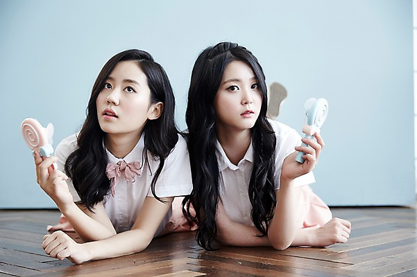 포토 JPG 전신 여자 엎드리기 포즈 남방 실내 무표정 들기 20대 성인 두명 앞모습 친구 청춘 우정 한국인 뷰티라이프 성인여자만 트윈룩 손풍기 국내포토 라이프스타일 옷 감정 뷰포인트 컨셉 셔츠 관계 모션 표정 사람 동양인 청년 내부 선풍기 휴대용 여자만 성인만 파일형식