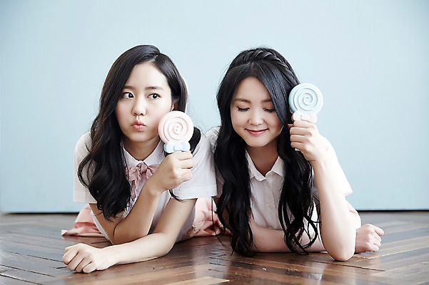 포토 JPG 전신 여자 엎드리기 포즈 남방 실내 미소 들기 20대 성인 두명 앞모습 친구 청춘 눈감음 우정 한국인 뷰티라이프 성인여자만 트윈룩 손풍기 국내포토 라이프스타일 옷 뷰포인트 컨셉 셔츠 관계 모션 표정 사람 동양인 청년 내부 선풍기 휴대용 여자만 성인만 파일형식