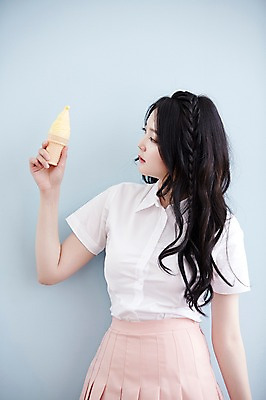포토 JPG 여자 포즈 남방 아이스크림 실내 한명 서기 들기 손짓 상반신 20대 성인 앞모습 청춘 한국인 뷰티라이프 청순 플리츠스커트 성인여자한명만 국내포토 1 라이프스타일 뷰포인트 컨셉 셔츠 모션 디저트 사람 동양인 청년 내부 치마 여자한명만 성인여자만 파일형식