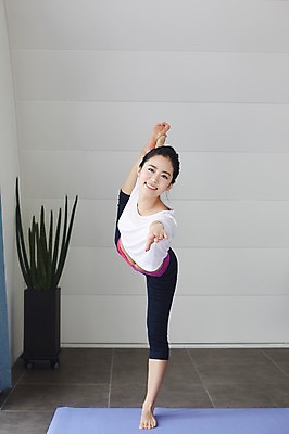 포토 JPG 전신 여자 요가 실내 한명 서기 20대 성인 앞모습 운동복 운동 건강관리 스트레칭 한국인 요가자세 뷰티라이프 선활자세 성인여자한명만 국내포토 1 라이프스타일 웰빙 옷 뷰포인트 포즈 모션 건강 관리 사람 동양인 청년 내부 여자한명만 성인여자만 파일형식