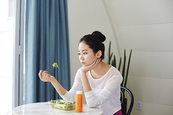 포토 JPG 여자 포크 다이어트 실내 한명 앉기 상반신 20대 성인 앞모습 운동복 건강관리 샐러드 한국인 야채주스 고민 괴로움 뷰티라이프 원형탁자 성인여자한명만 국내포토 1 라이프스타일 식기 옷 감정 음식 뷰포인트 모션 탁자 건강 관리 사람 동양인 청년 내부 주스 여자한명만 성인여자만 파일형식