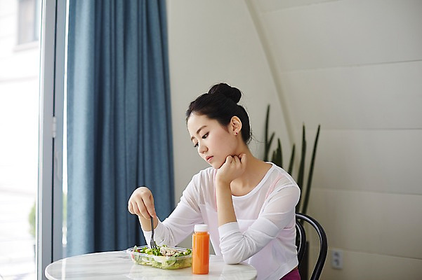 포토 JPG 여자 포크 다이어트 실내 한명 앉기 상반신 20대 성인 앞모습 운동복 건강관리 샐러드 한국인 야채주스 고민 괴로움 뷰티라이프 원형탁자 성인여자한명만 국내포토 1 라이프스타일 식기 옷 감정 음식 뷰포인트 모션 탁자 건강 관리 사람 동양인 청년 내부 주스 여자한명만 성인여자만 파일형식