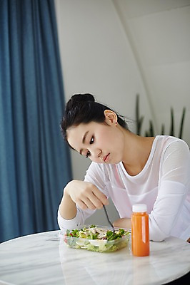 포토 JPG 여자 포크 다이어트 실내 한명 앉기 상반신 20대 성인 앞모습 운동복 건강관리 샐러드 한국인 야채주스 고민 괴로움 뷰티라이프 원형탁자 성인여자한명만 국내포토 1 라이프스타일 식기 옷 감정 음식 뷰포인트 모션 탁자 건강 관리 사람 동양인 청년 내부 주스 여자한명만 성인여자만 파일형식