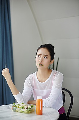 포토 JPG 여자 포크 다이어트 실내 한명 앉기 상반신 20대 성인 앞모습 운동복 건강관리 샐러드 한국인 야채주스 괴로움 뷰티라이프 원형탁자 성인여자한명만 국내포토 1 라이프스타일 식기 옷 감정 음식 뷰포인트 모션 탁자 건강 관리 사람 동양인 청년 내부 주스 여자한명만 성인여자만 파일형식