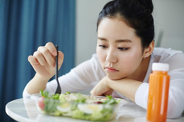 포토 JPG 여자 엎드리기 포크 다이어트 실내 한명 앉기 상반신 20대 성인 앞모습 운동복 건강관리 샐러드 한국인 야채주스 고민 괴로움 뷰티라이프 원형탁자 성인여자한명만 국내포토 1 라이프스타일 식기 옷 감정 음식 뷰포인트 모션 탁자 건강 관리 사람 동양인 청년 내부 주스 여자한명만 성인여자만 파일형식