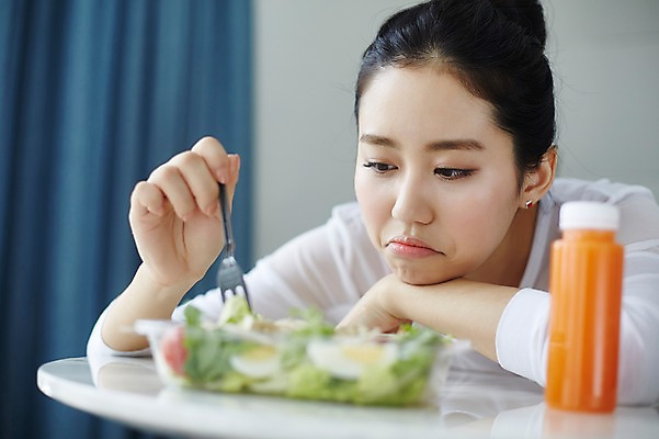 포토 JPG 여자 엎드리기 포크 다이어트 실내 한명 앉기 상반신 20대 성인 앞모습 운동복 건강관리 샐러드 한국인 야채주스 고민 괴로움 뷰티라이프 원형탁자 성인여자한명만 국내포토 1 라이프스타일 식기 옷 감정 음식 뷰포인트 모션 탁자 건강 관리 사람 동양인 청년 내부 주스 여자한명만 성인여자만 파일형식