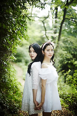 포토 JPG 주간 나무 여자 무표정 서기 상반신 20대 성인 야외 두명 옆모습 친구 청춘 손잡기 우정 한국인 등맞대기 숲속 뷰티라이프 청순 성인여자만 국내포토 자연요소 식물 라이프스타일 감정 뷰포인트 컨셉 관계 모션 표정 사람 동양인 청년 숲 여자만 성인만 파일형식