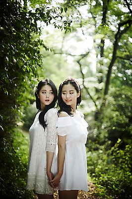 포토 JPG 주간 나무 여자 서기 미소 상반신 20대 성인 야외 두명 옆모습 친구 청춘 손잡기 우정 한국인 등맞대기 숲속 뷰티라이프 청순 성인여자만 국내포토 자연요소 식물 라이프스타일 뷰포인트 컨셉 관계 모션 표정 사람 동양인 청년 숲 여자만 성인만 파일형식