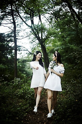 포토 JPG 주간 전신 원피스 여자 꽃 꽃다발 미소 들기 20대 성인 야외 두명 앞모습 친구 청춘 걷기 손잡기 우정 한국인 숲속 뷰티라이프 청순 성인여자만 국내포토 자연요소 식물 라이프스타일 옷 뷰포인트 컨셉 관계 모션 표정 사람 동양인 청년 숲 여자만 성인만 파일형식